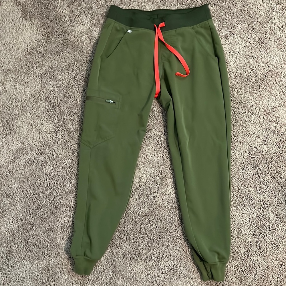 Figs Zamora Jogger Scrub Bottoms. Color is olive and size XS P